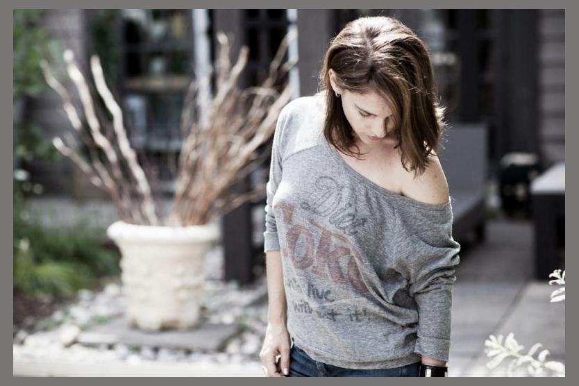 Amy Jo Johnson photo 1