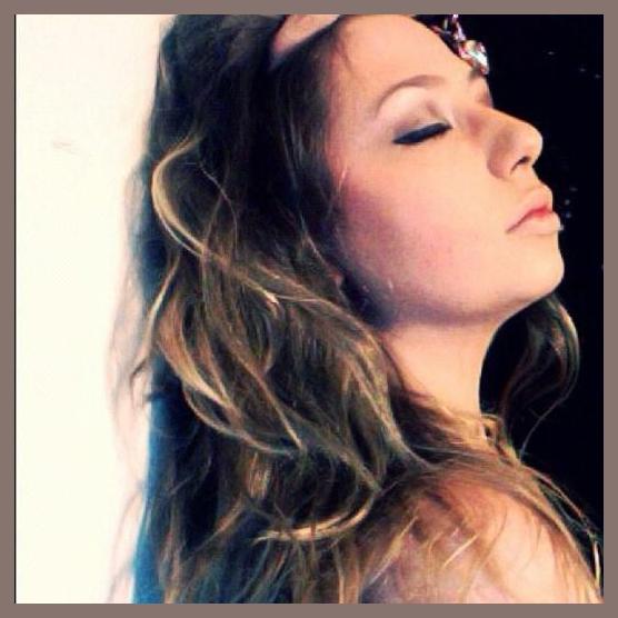 Ariel Moore photo 1