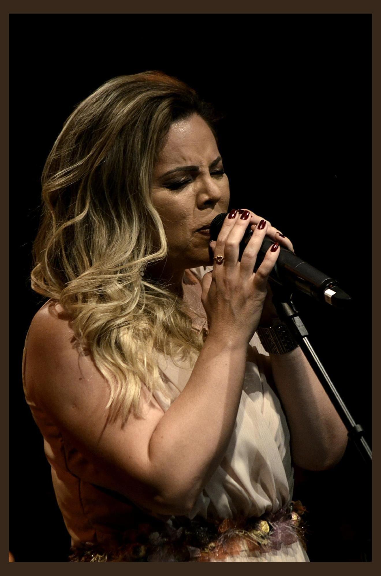 Cris Costa photo 1
