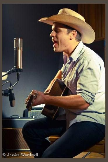 Dustin Lynch photo 1