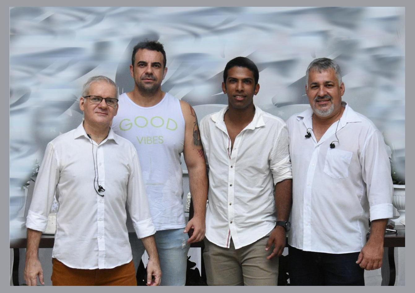 Estrangeiros Music