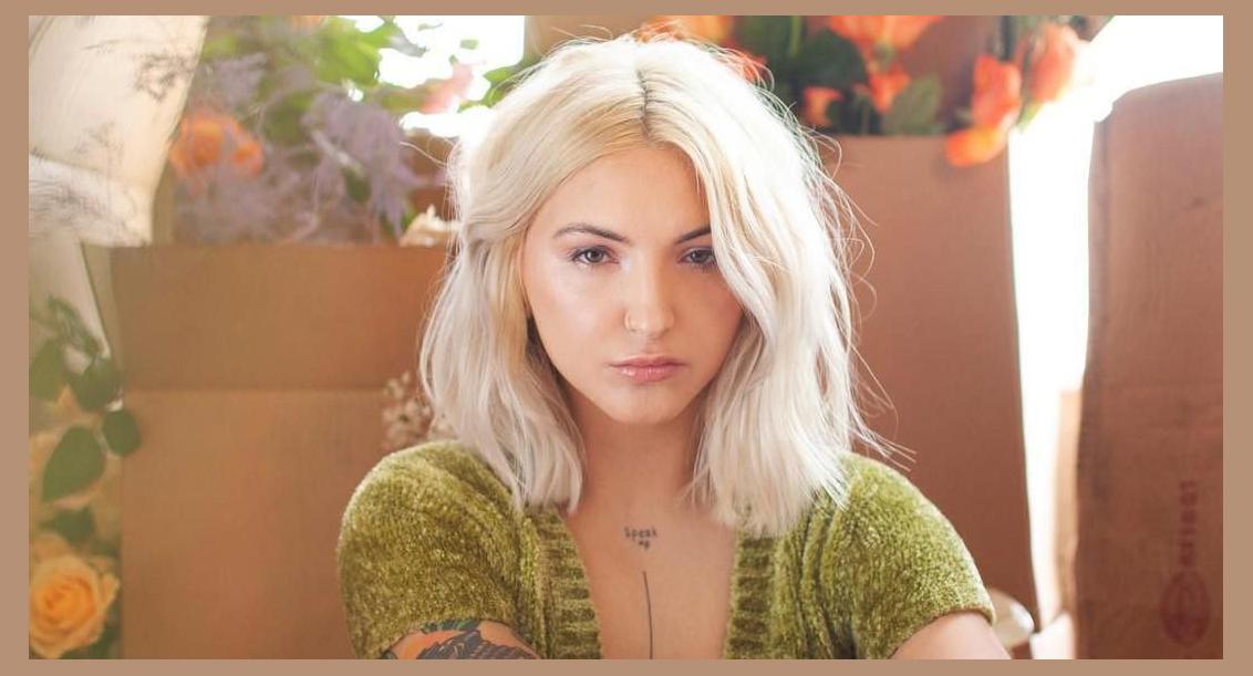 Julia Michaels photo 1