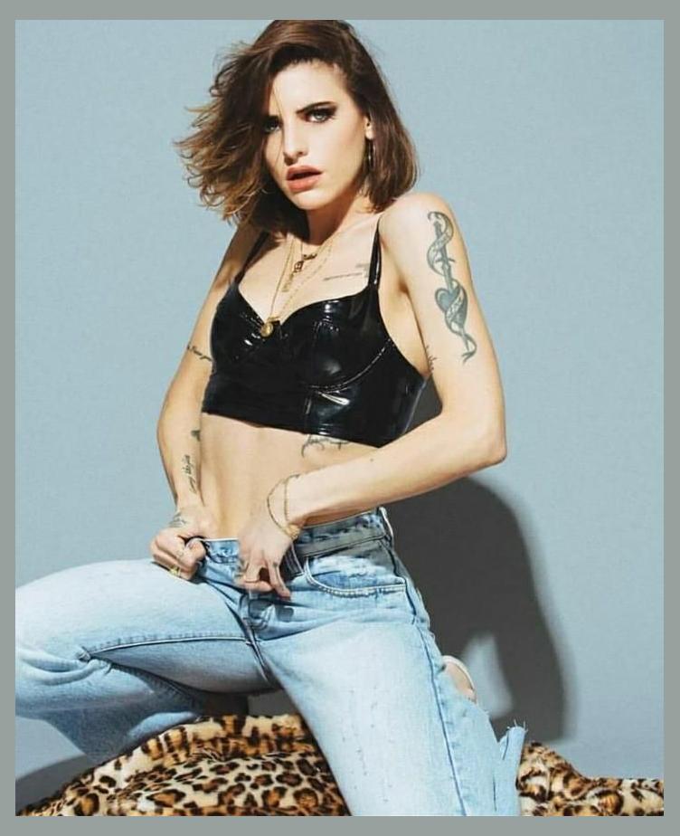 Juliet Simms photo 1