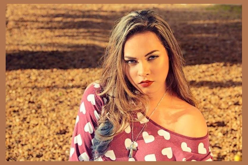 Julie Unique photo 1