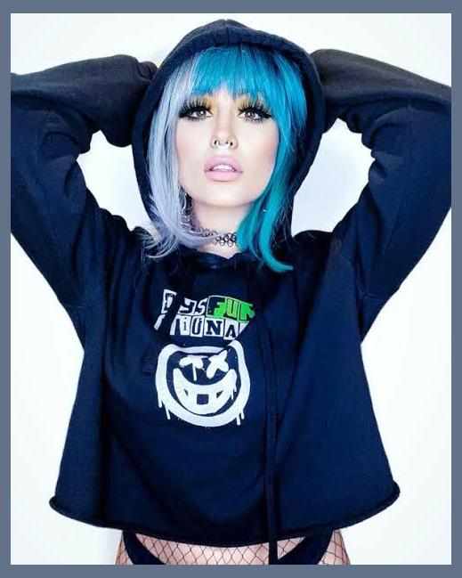 Roxanne Emery photo 1
