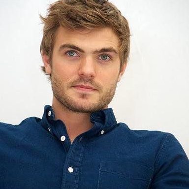 Alex Roe