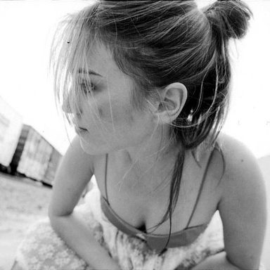 Amy Jo Johnson photo 20