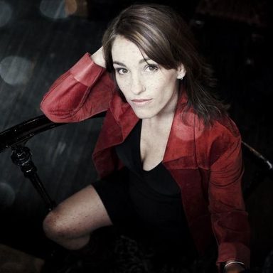 Amy Jo Johnson photo 16