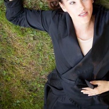 Amy Jo Johnson photo 13
