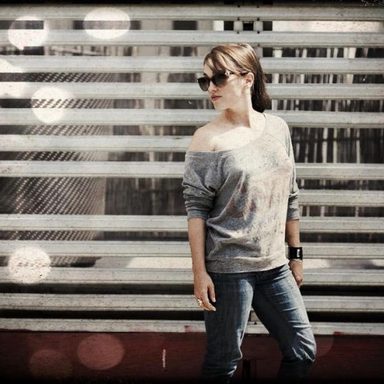 Amy Jo Johnson photo 21