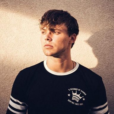 Ashton Irwin photo 10