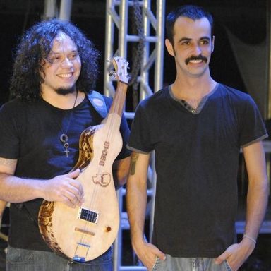 Billy Brown e o Incrível Magro de Bigodes