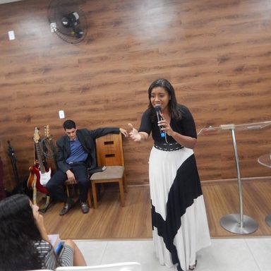 Cantora Gislaine Lilian