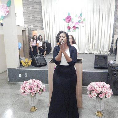 Cantora Gislaine Lilian