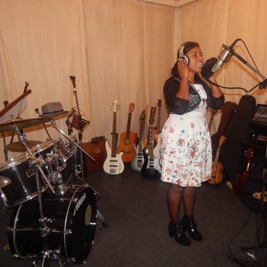 Cantora Gislaine Lilian