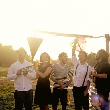 Capotes Pretos na Terra Marfim