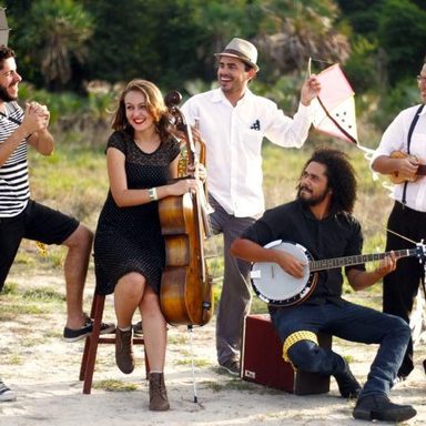 Capotes Pretos na Terra Marfim