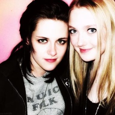 Dakota Fanning And Kristen Stewart