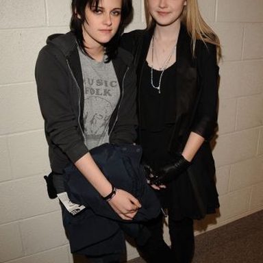 Dakota Fanning And Kristen Stewart photo 15
