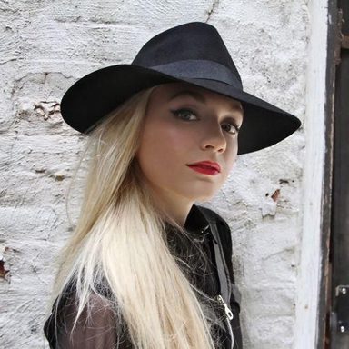 Emily Kinney photo 30