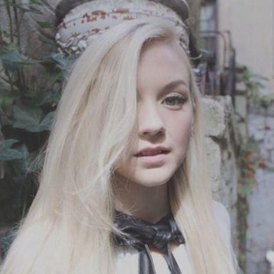 Emily Kinney photo 45