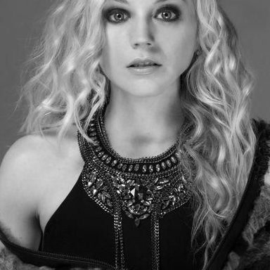 Emily Kinney photo 40