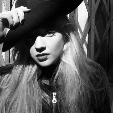 Emily Kinney photo 46