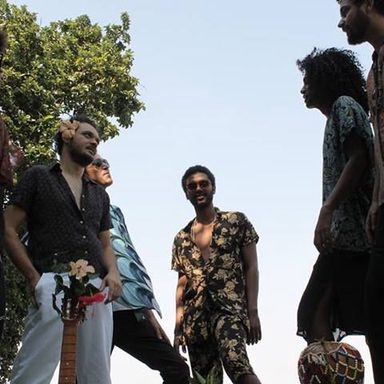 Gente Estranha No Jardim