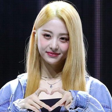 Huh Yunjin (LE SSERAFIM) photo 23