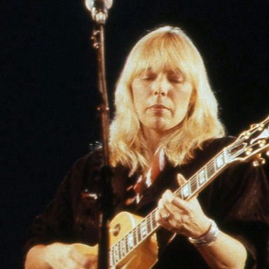 Joni Mitchell photo 36