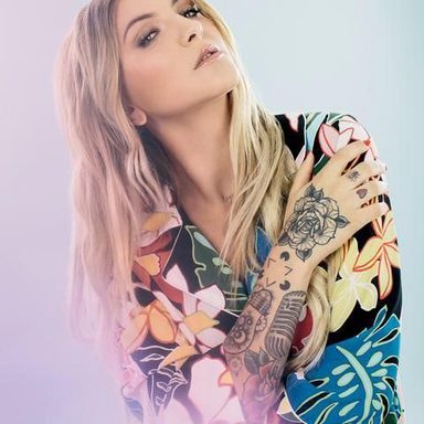 Julia Michaels photo 11