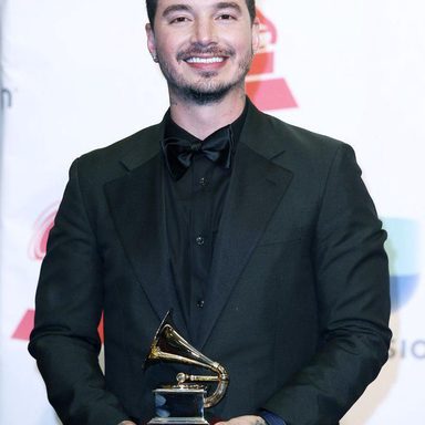 J Balvin photo 37
