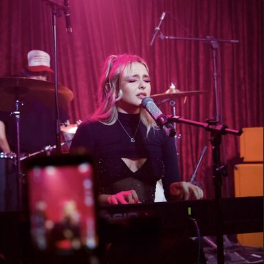 Laura Schadeck photo 18