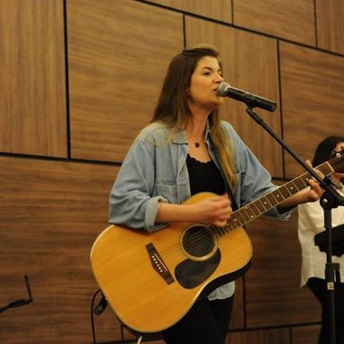 Laura Souguellis photo 15