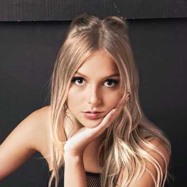 Laura Schadeck photo 30