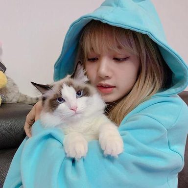 LISA (BLACKPINK) photo 70