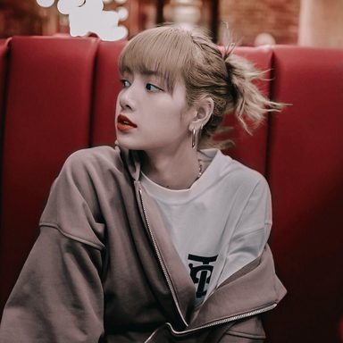 LISA (BLACKPINK) photo 24