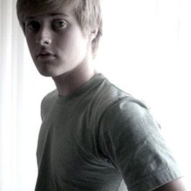 Lucas Grabeel photo 11