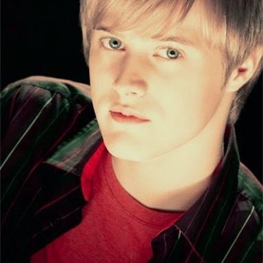 Lucas Grabeel