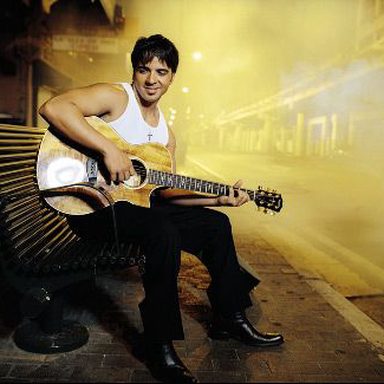 Luis Fonsi photo 14