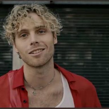 Luke Hemmings photo 17