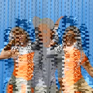 MC Loma e As Gêmeas Lacração