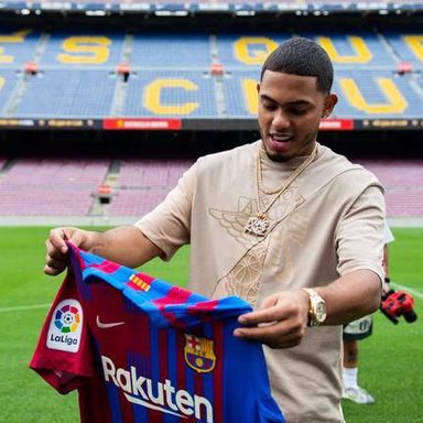 Myke Towers photo 16