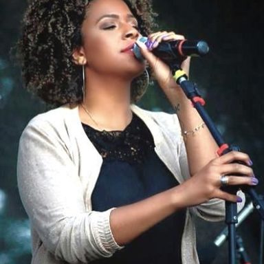 Thaís Moreira photo 11