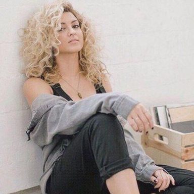Tori Kelly photo 32