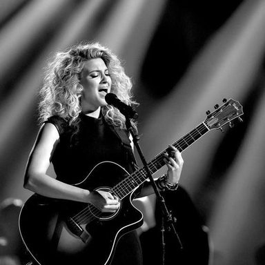 Tori Kelly photo 30